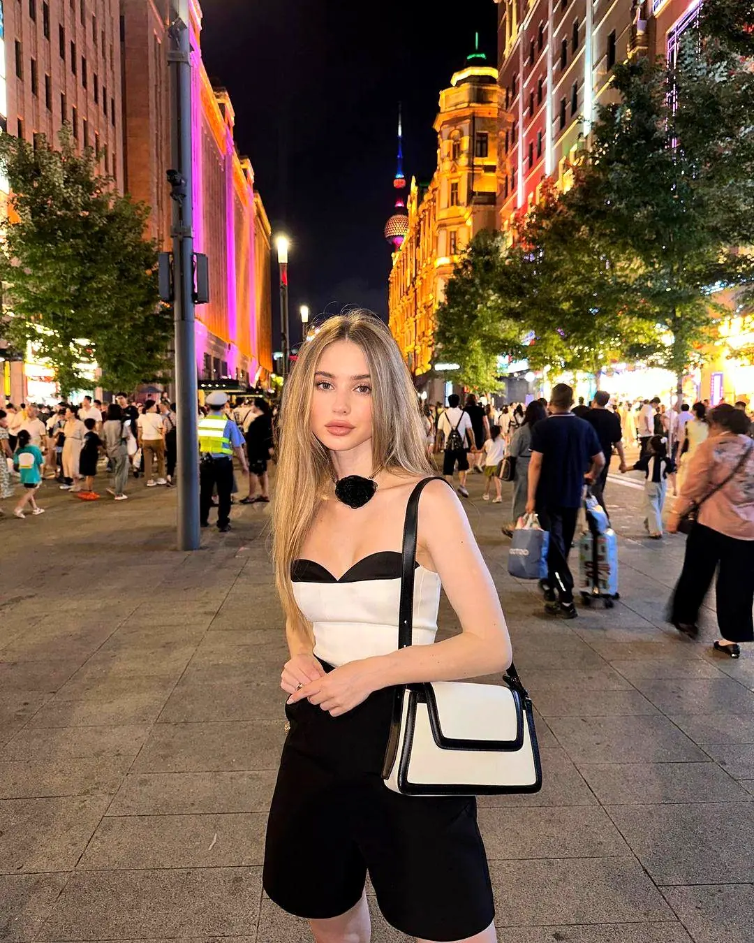 Эскортница Мари, возраст – 21, вес 50, размер груди – 1