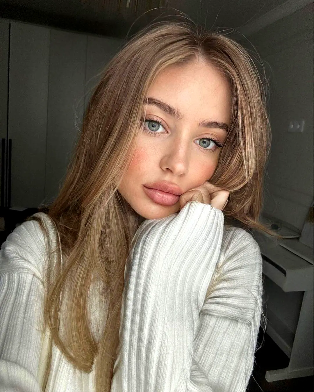 Эскортница Мари, возраст – 21, вес 50, размер груди – 1