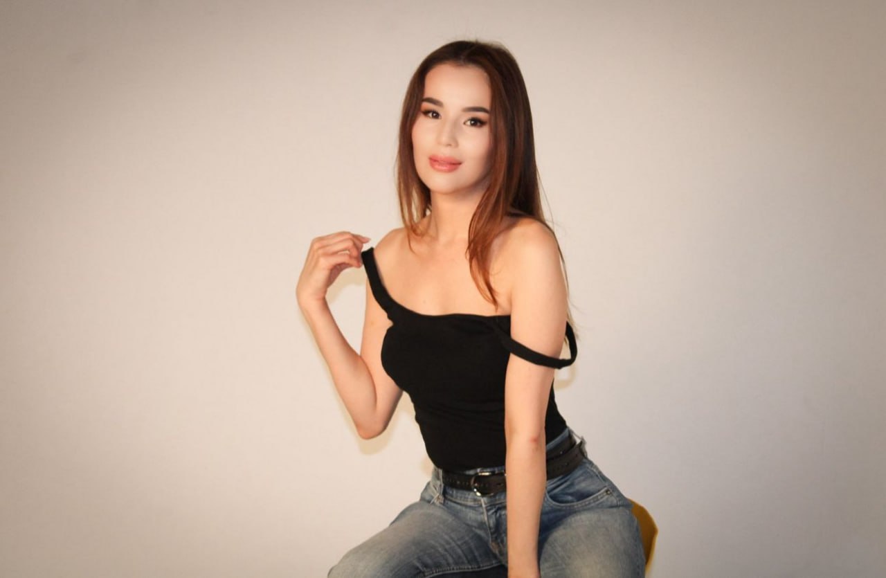 Эскортница Авери, возраст – 25, вес 49, размер груди – 1