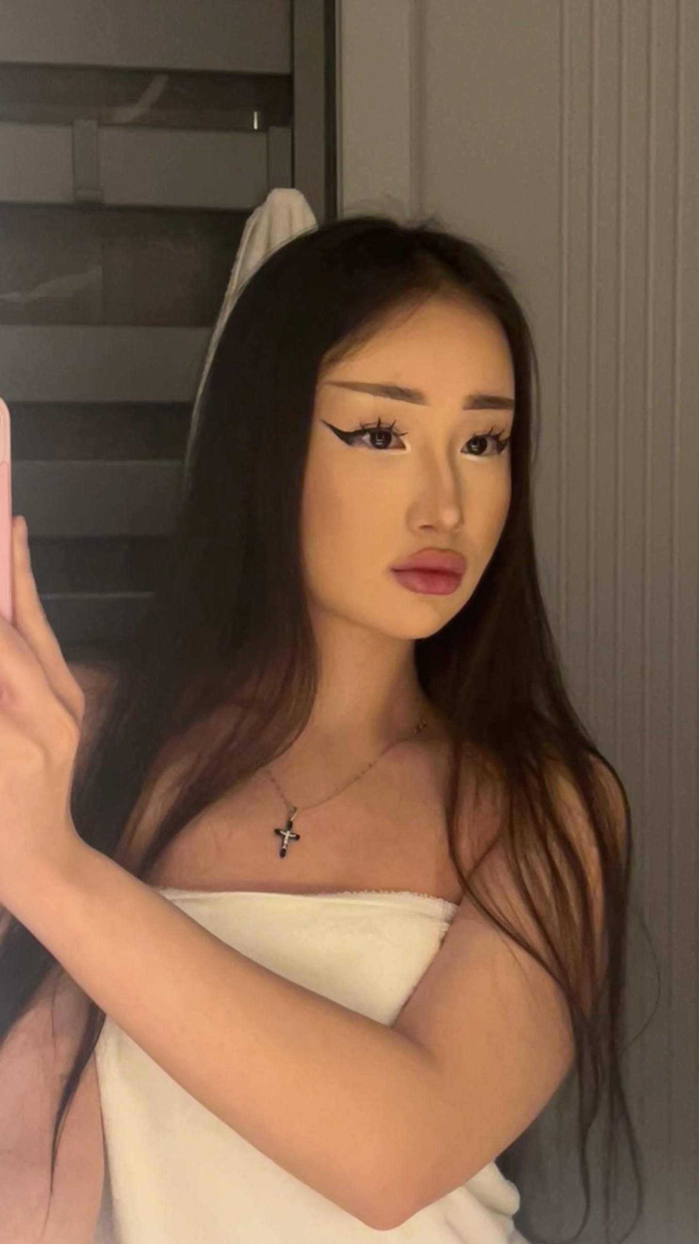 Эскортница Азалия, возраст – 18, вес 45, размер груди – 1