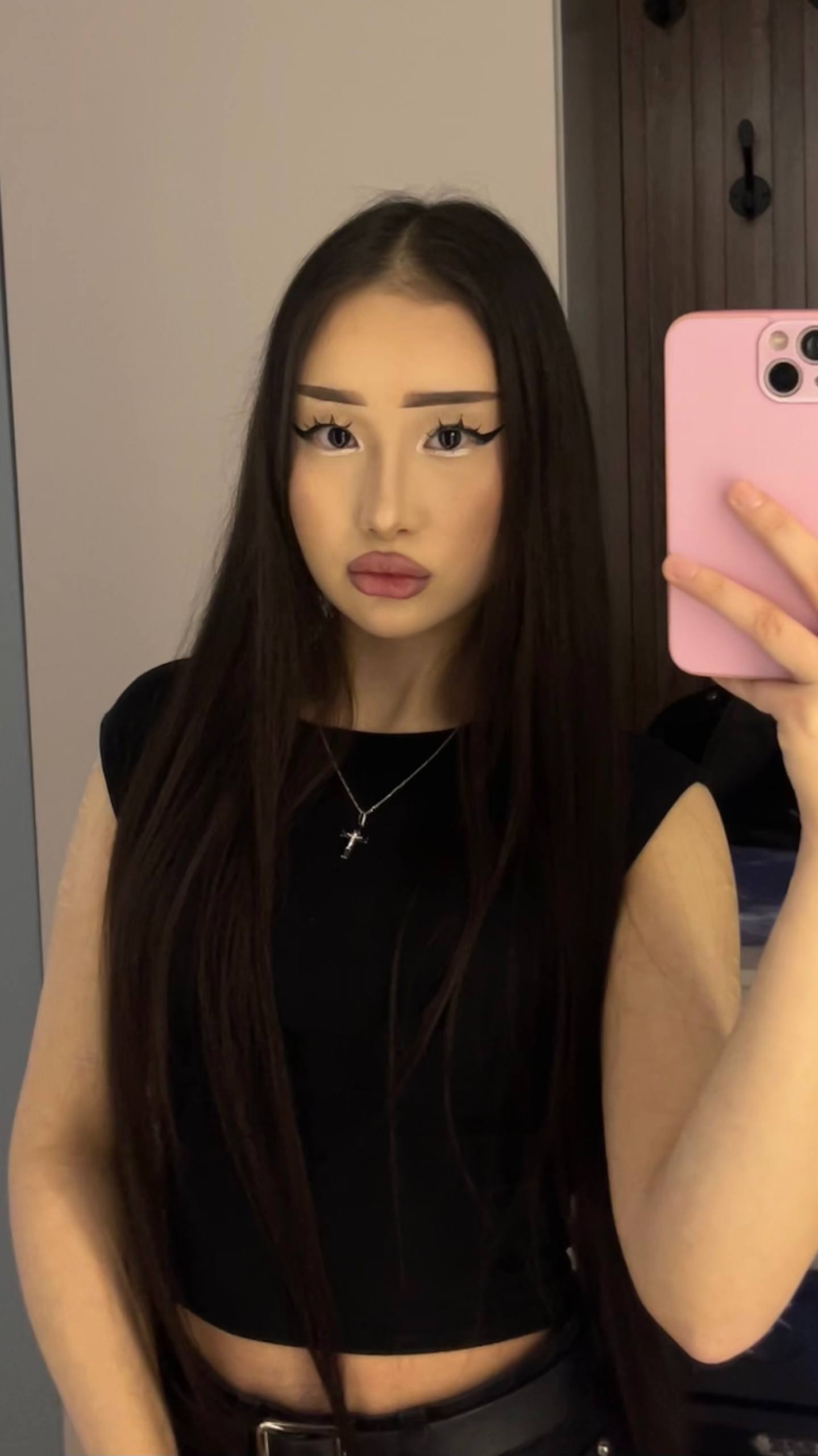 Эскортница Азалия, возраст – 18, вес 45, размер груди – 1