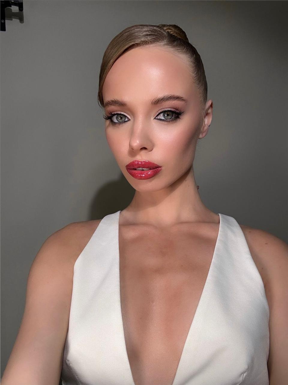 Эскортница Ева, возраст – 25, вес 50, размер груди – 2