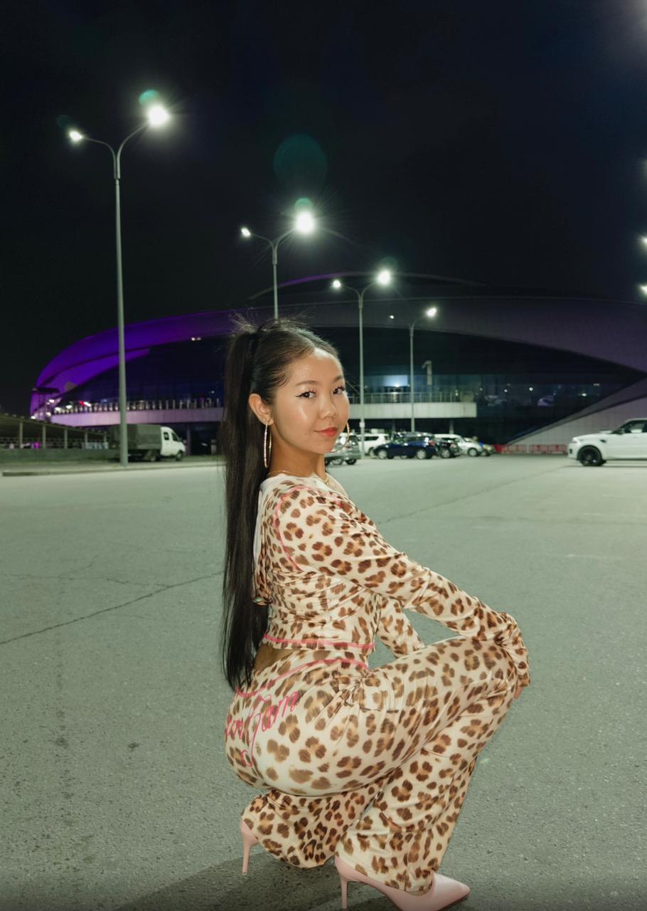 Эскортница Ясмин, возраст – 20, вес 47, размер груди – 2