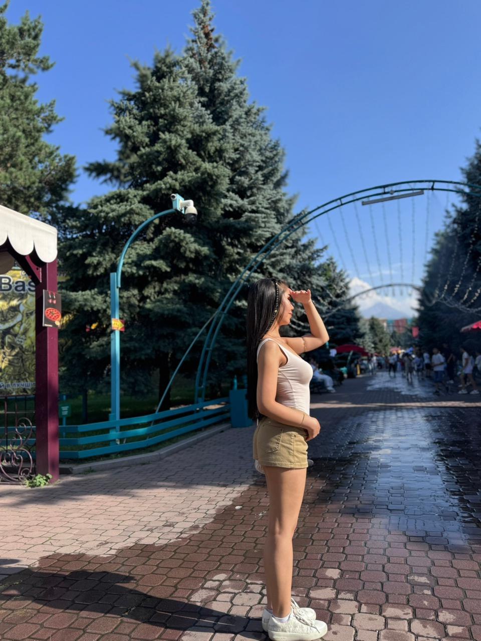 Эскортница Ясмин, возраст – 20, вес 47, размер груди – 2