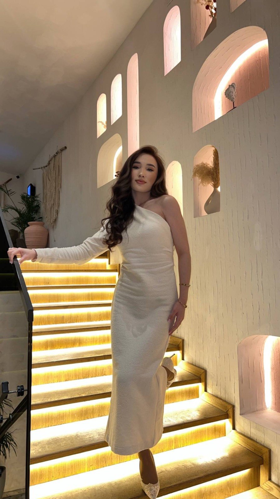 Эскортница Мадина, возраст – 22, вес 50, размер груди – 2